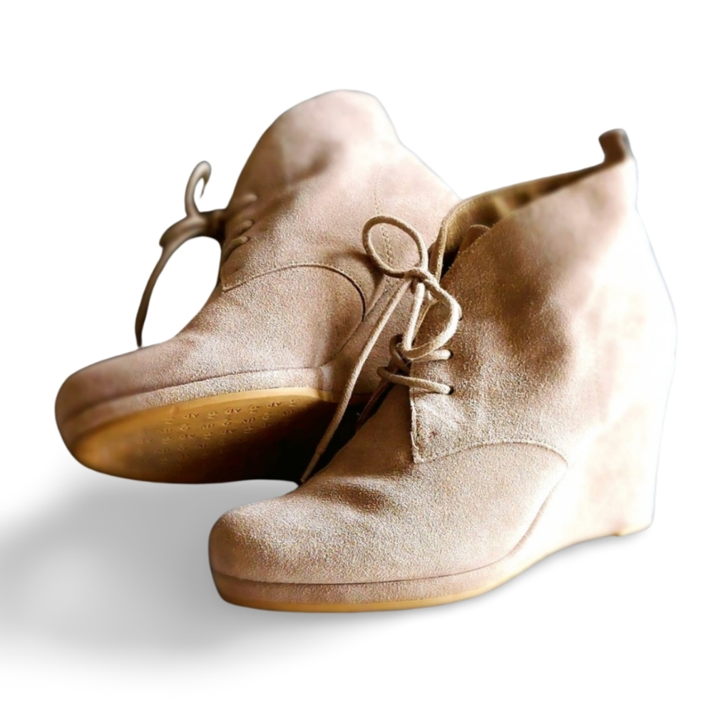 Dolce Vita Tan Taupe Suede Ankle bootie wedge, 8M, EUC